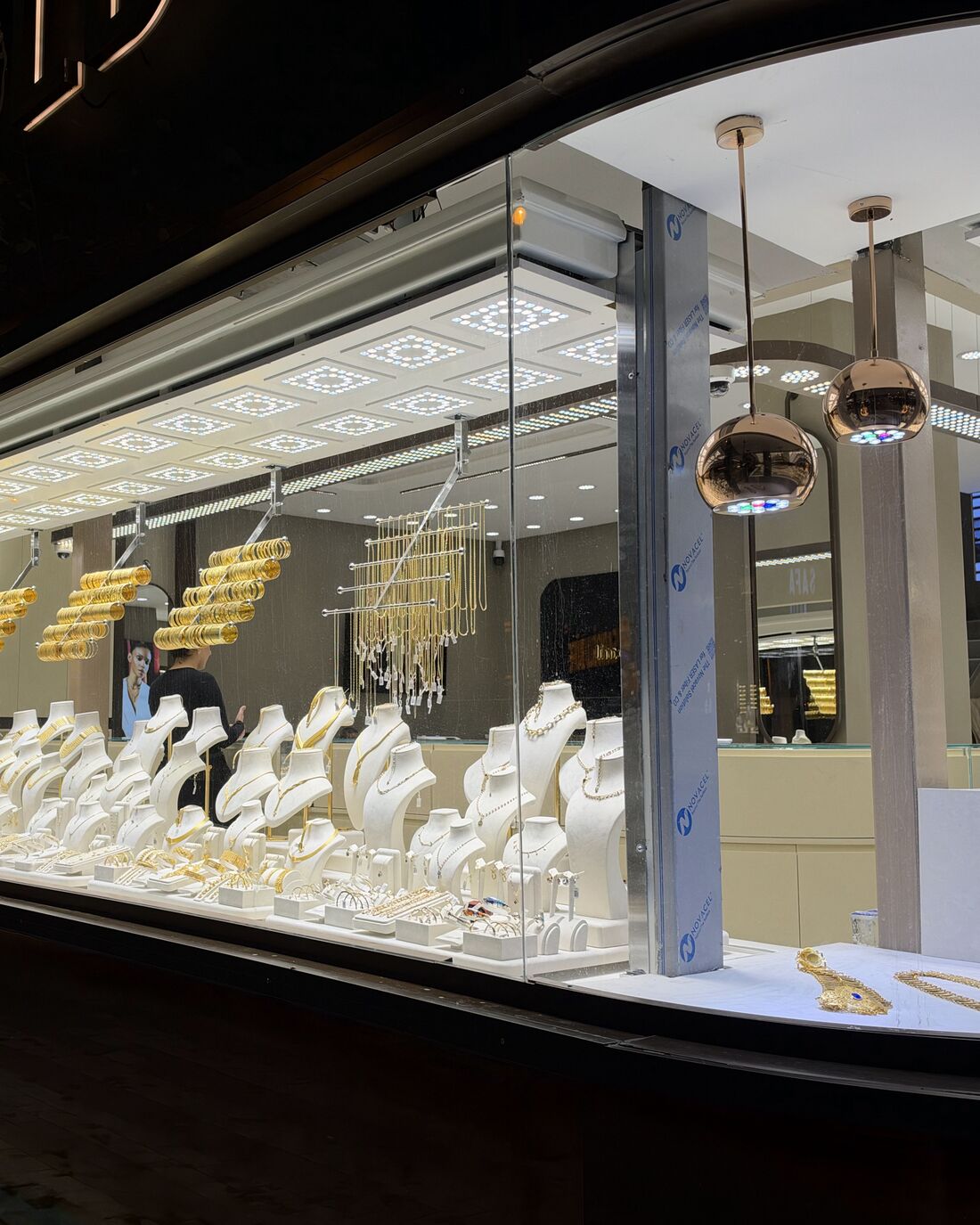 Limon Gold gece vitrini